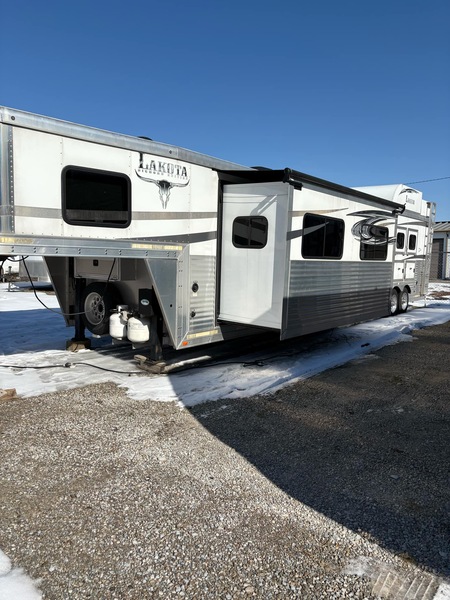 4 Horse Lakota Big Horn With Living Quarters 