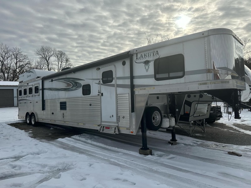 4 Horse Lakota Big Horn With Living Quarters 