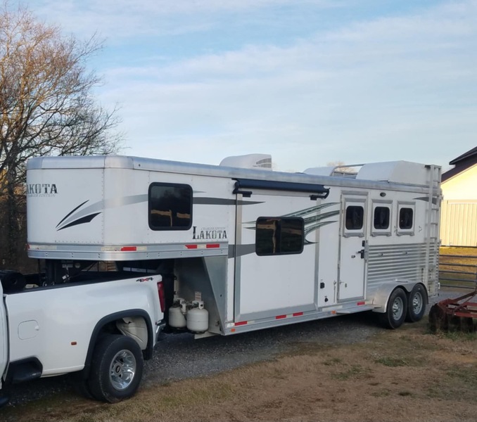 3 Horse 2018 Lakota With Living Qtrs 